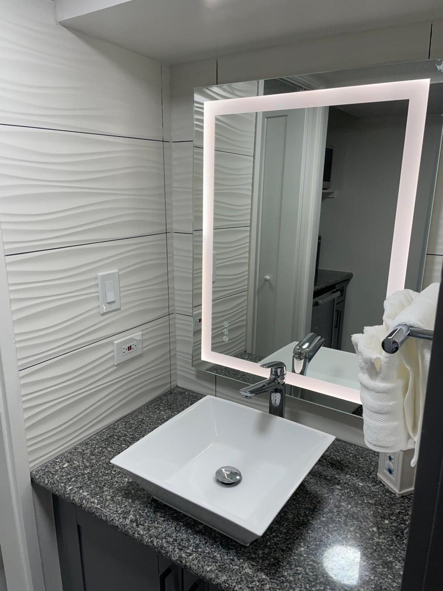 Apartment Modern Ocean View - Waikiki Paradise! *